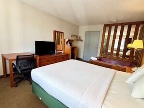 Deluxe Room, 1 Queen Bed, Jetted Tub | Iron/ironing board, cribs (free), WiFi (free), alarm clocks - Americas Best Value Inn St. Ignace (St Ignace)
