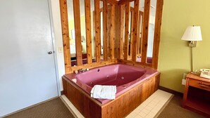 Deluxe Room, 1 Queen Bed, Jetted Tub - Americas Best Value Inn St. Ignace (St Ignace)