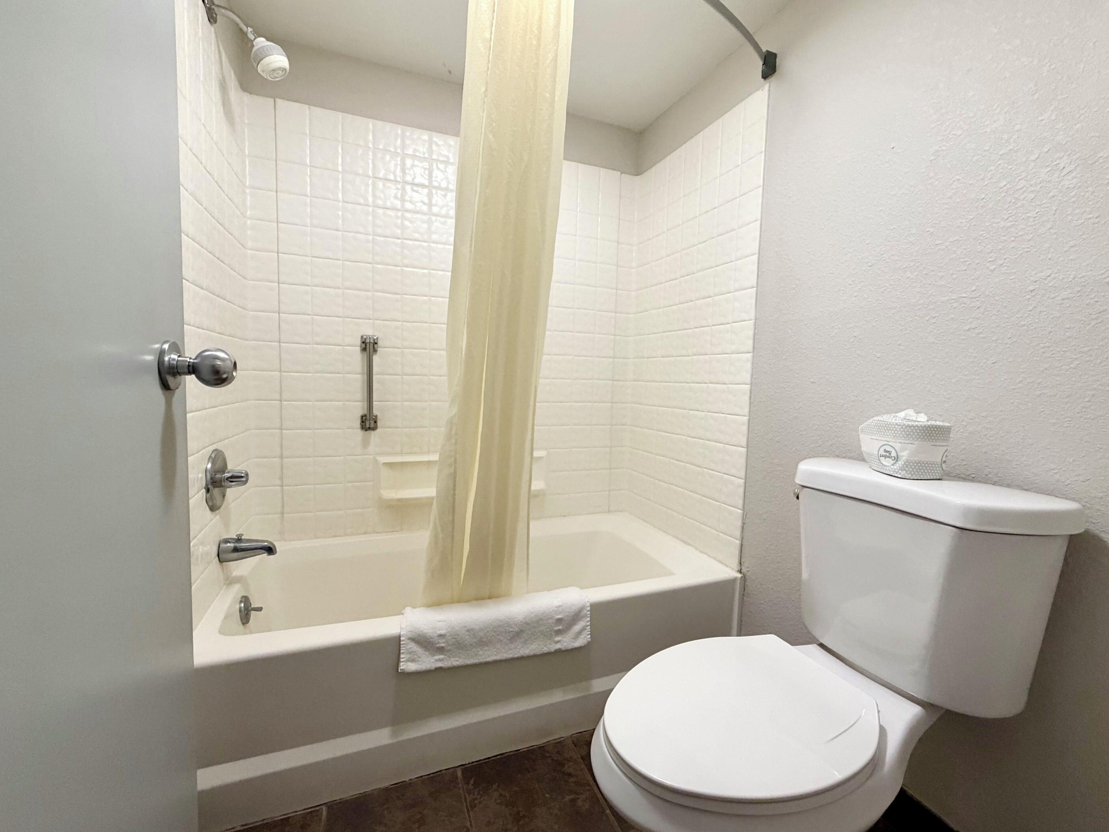 Hydromassage showerhead, free toiletries, hair dryer, towels