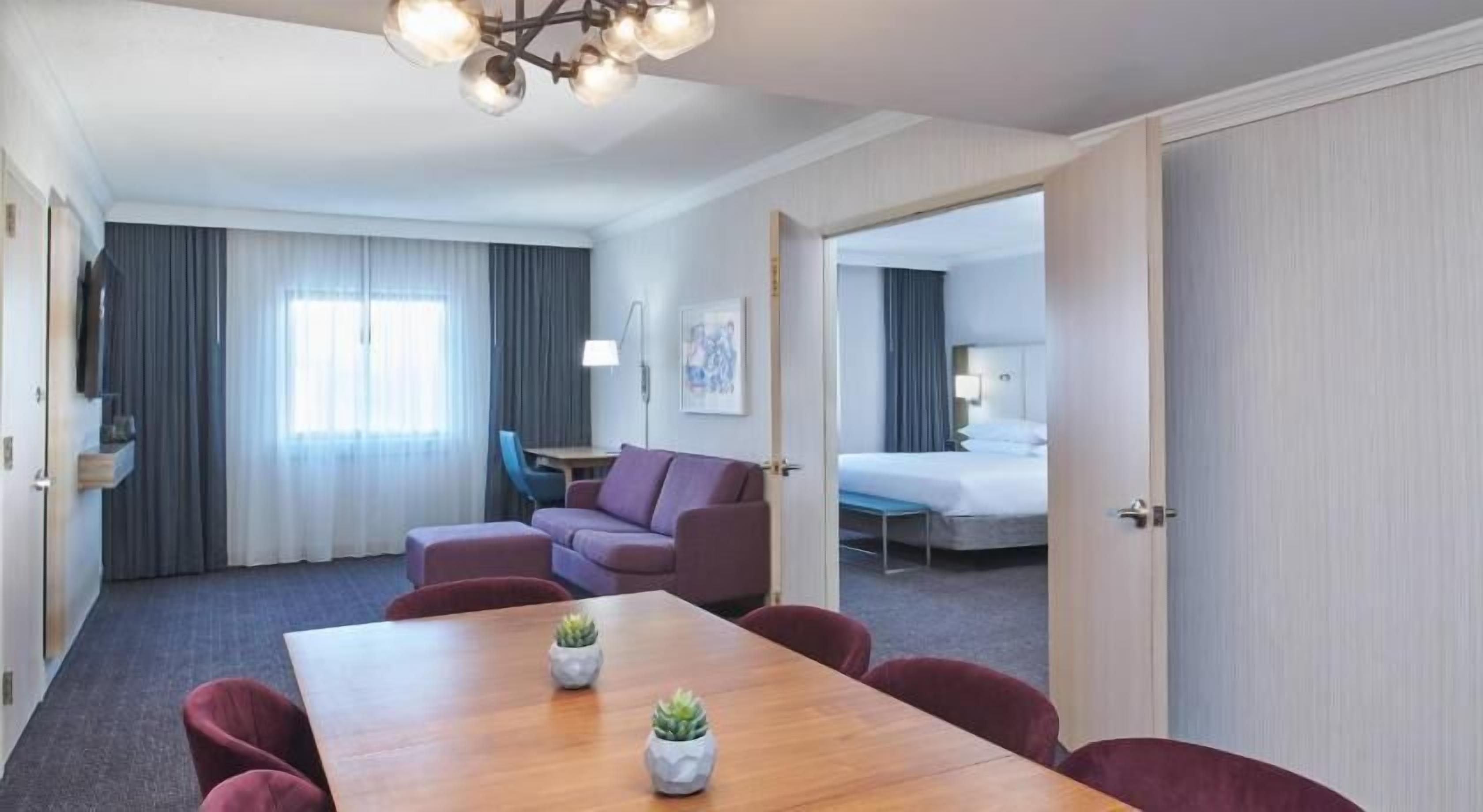 Hypo-allergenic bedding, down duvets, in-room safe, desk