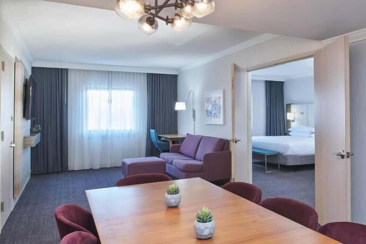 Hypo-allergenic bedding, down comforters, in-room safe, desk