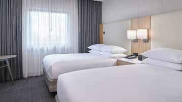Quarto, 2 camas de casal | Roupas de cama antialérgicas, edredons de pluma, cofres nos quartos