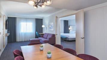 Executive Suite, 1 King Bed with Sofa bed | Hypo-allergenic bedding, down comforters, in-room safe, desk