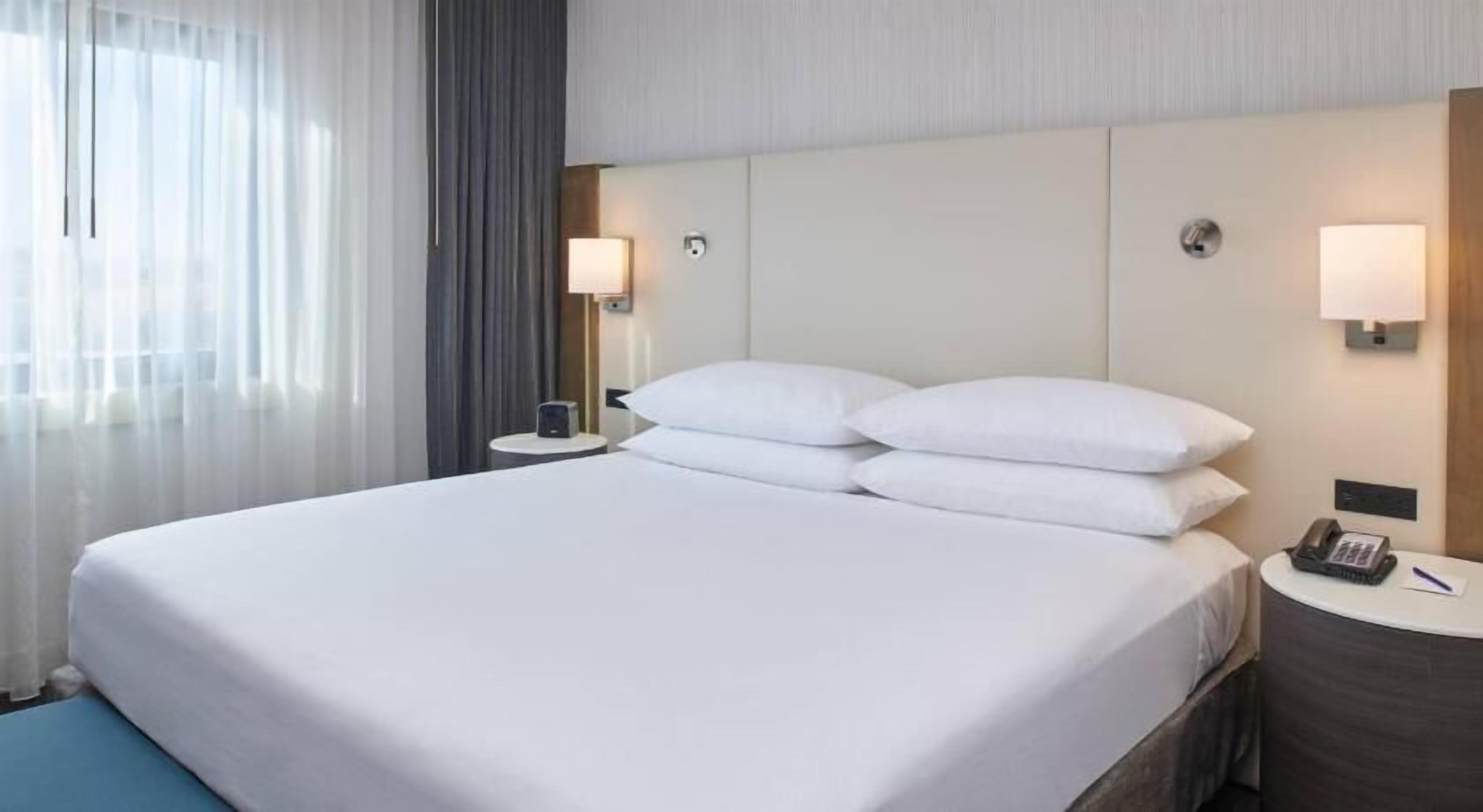 Hypo-allergenic bedding, down duvets, in-room safe, desk