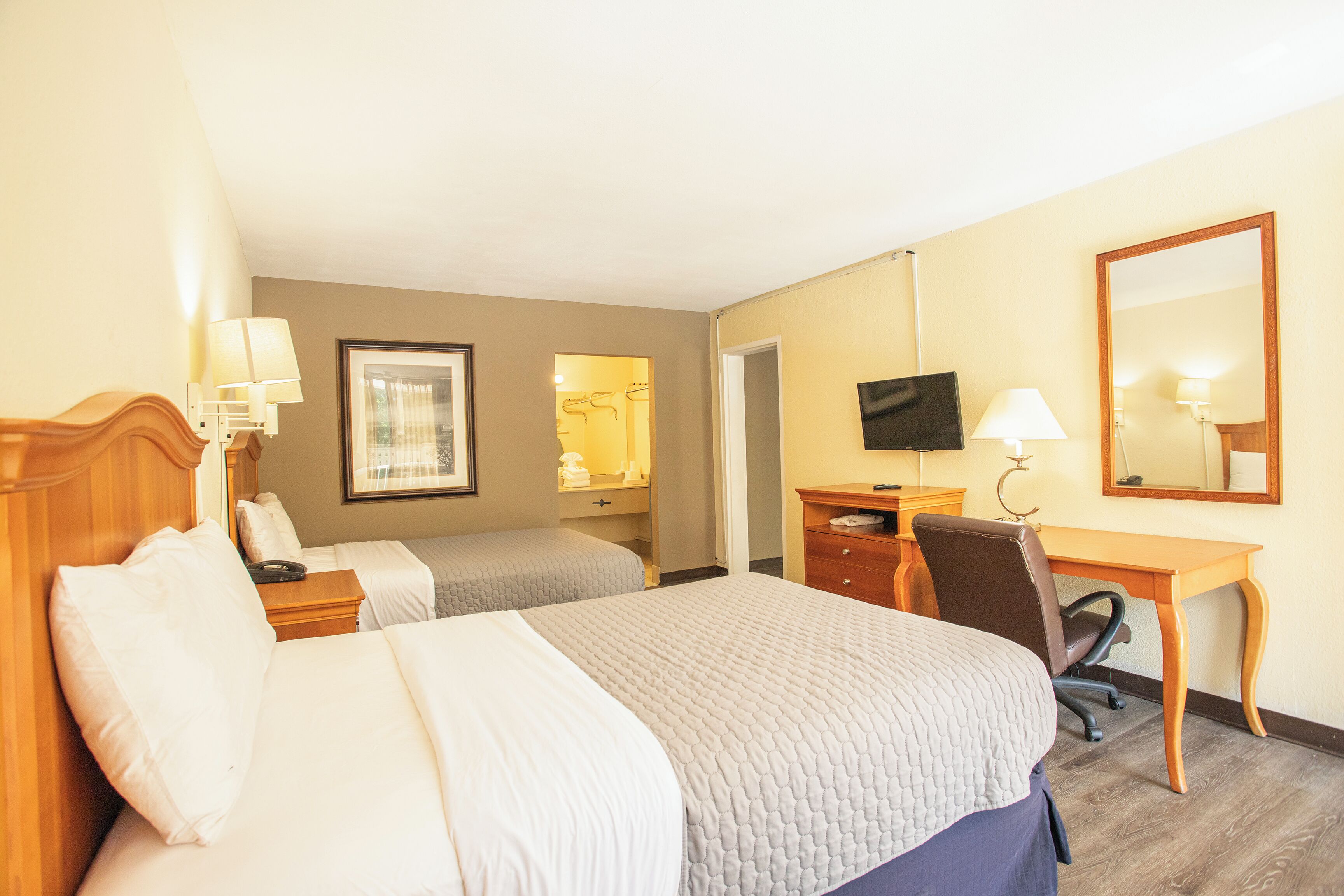 Bureau, fer et planche à repasser, Wi-Fi gratuit, draps fournis