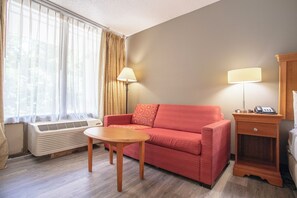 Escritorio, tabla de planchar con plancha, wifi gratis y ropa de cama 