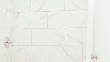 Doccia, set di cortesia gratuito, asciugamani, sapone
