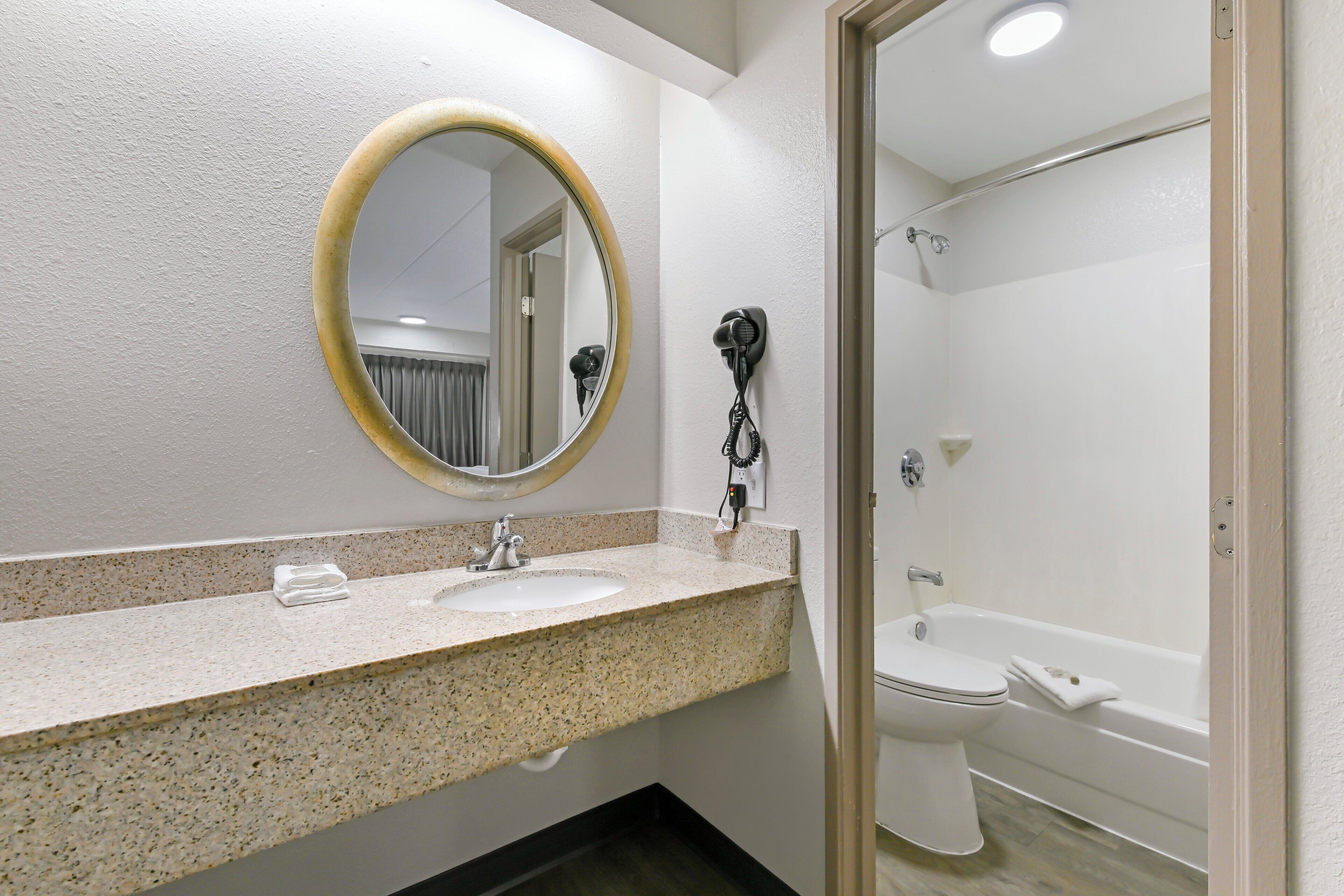 Superior Room, 1 King Bed (Smoke Free) | Bathroom | Combined shower/tub, towels
