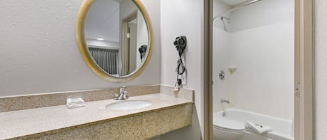Habitación superior, 1 cama King size (Smoke Free) | Baño | Tina con regadera y toallas