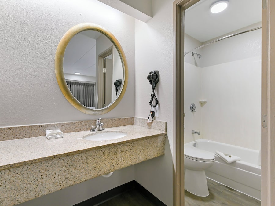 Habitación superior, 1 cama de matrimonio grande (Smoke Free) | Baño | Ducha y bañera combinadas y toallas