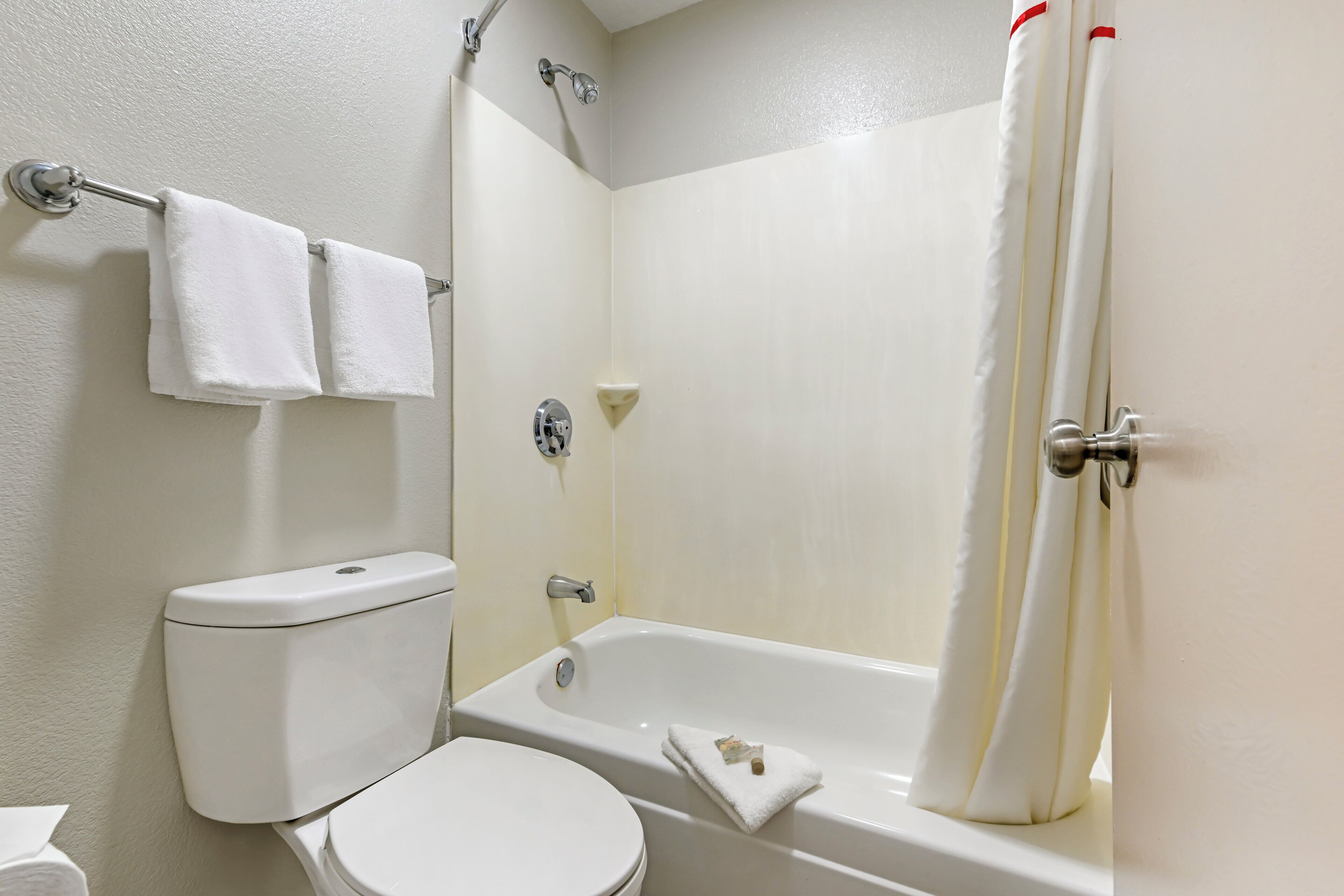 Chambre supérieure, 1 très grand lit (Smoke Free) | Salle de bain | Ensemble baignoire-douche, serviettes fournies