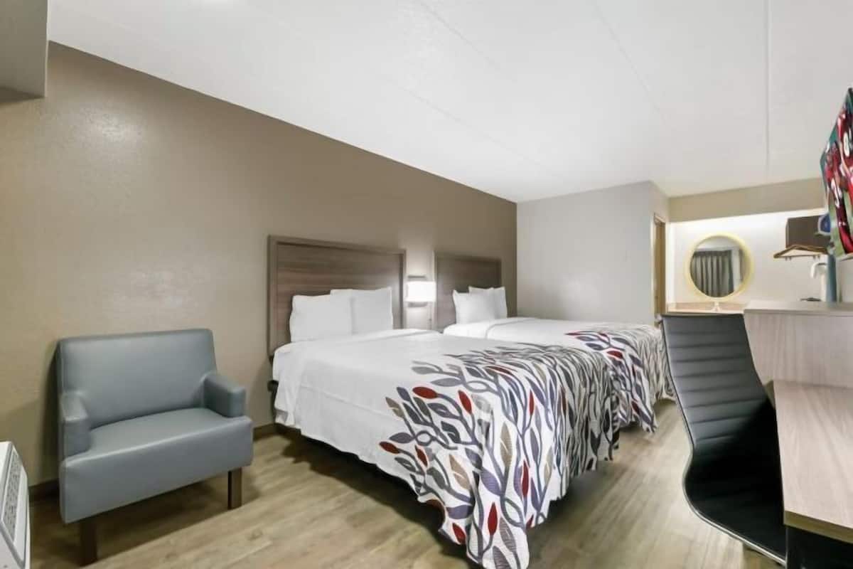 Pengeskab på værelset, skrivebord, arbejdsområde til bærbare computere