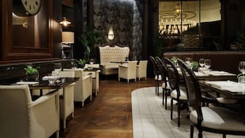 Desayuno completo todos los días (GBP 16.95 por persona)