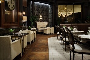 Desayuno completo diario (GBP 16.95 por persona)