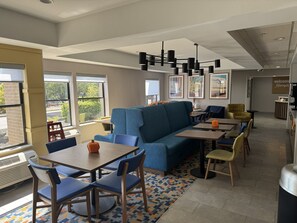 Free daily buffet breakfast - Hampton Inn Mansfield/Ontario (Mansfield)