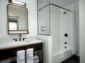 Suite junior | Baño | Amenidades de baño gratuitas, secadora de cabello, toallas, jabón