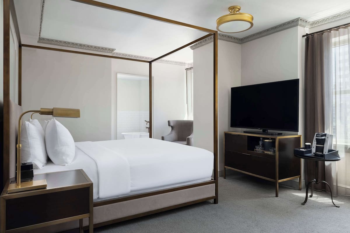 Room, 1 King Bed, Corner