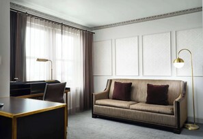 Junior suite, 1 kingsize bed, toegankelijk voor mindervaliden, bad | Woonruimte | Een 55-inch lcd-televisie met kabelzenders en een televisie