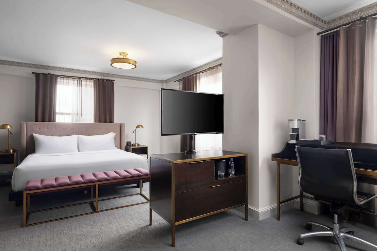 Junior Suite, 1 King Bed, Accessible, Bathtub