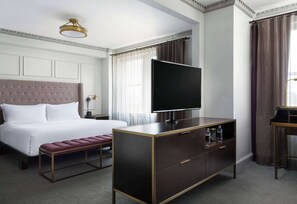 Deluxe Room, 1 King Bed | Premium bedding, down duvets, pillow-top beds, in-room safe - Hotel Phillips Kansas City Curio Collection by Hilton (Kansas City)