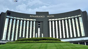 Het Renaissance Hotel met een modern architectonisch ontwerp, bestaande uit een opvallende centrale ingang en een symmetrische gevel.