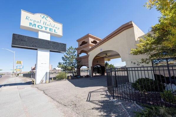 Property entrance - Royal Holiday Motel By Belvilla Gallup I-40 (Gallup)