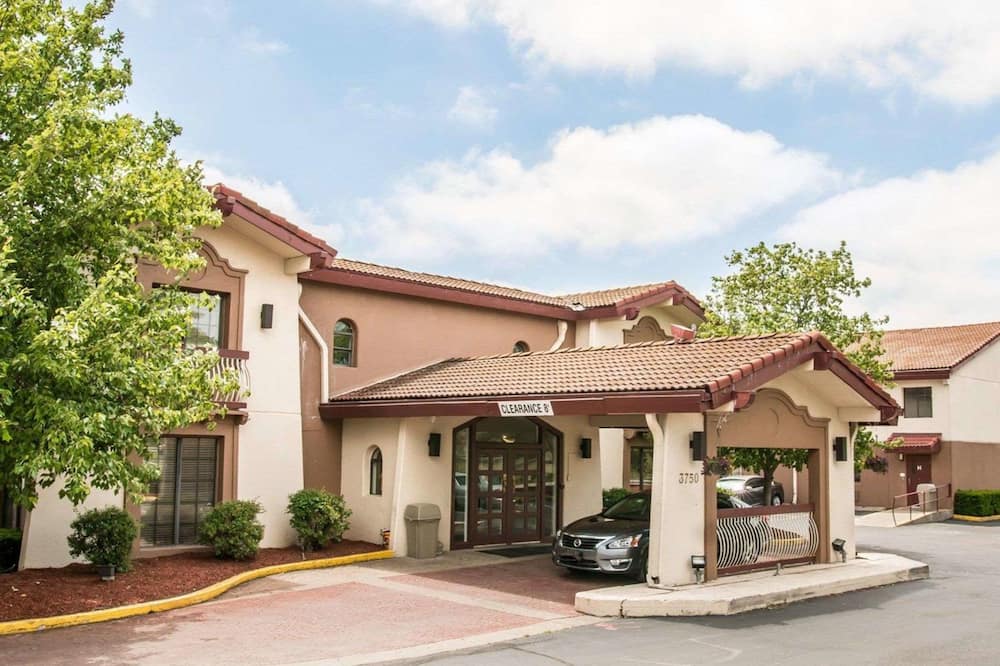 Econo Lodge Kalamazoo near Wings Stadium