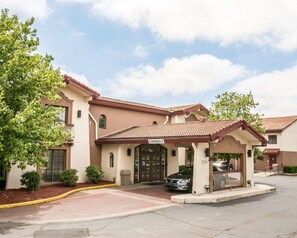Exterior - Econo Lodge Kalamazoo near Wings Stadium (Kalamazoo)
