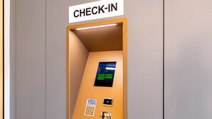 A check-in kiosk with a digital screen, keypad, and card reader. - ibis Styles Bochum Hauptbahnhof (Bochum)