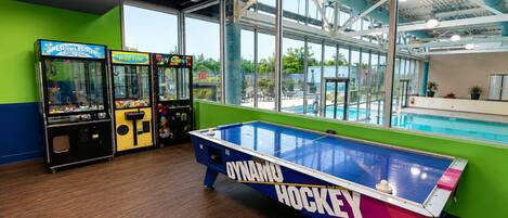 Zona de lleure interior amb taula de futbolí amb el lema 'DYNAMO HOCKEY' i jocs recreatius com 'Prize Time' i 'Toy Chest'.