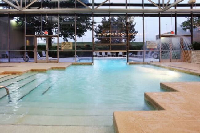 Piscine couverte, piscine extérieure, chaises longues