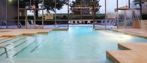 Piscine couverte, piscine extérieure, chaises longues