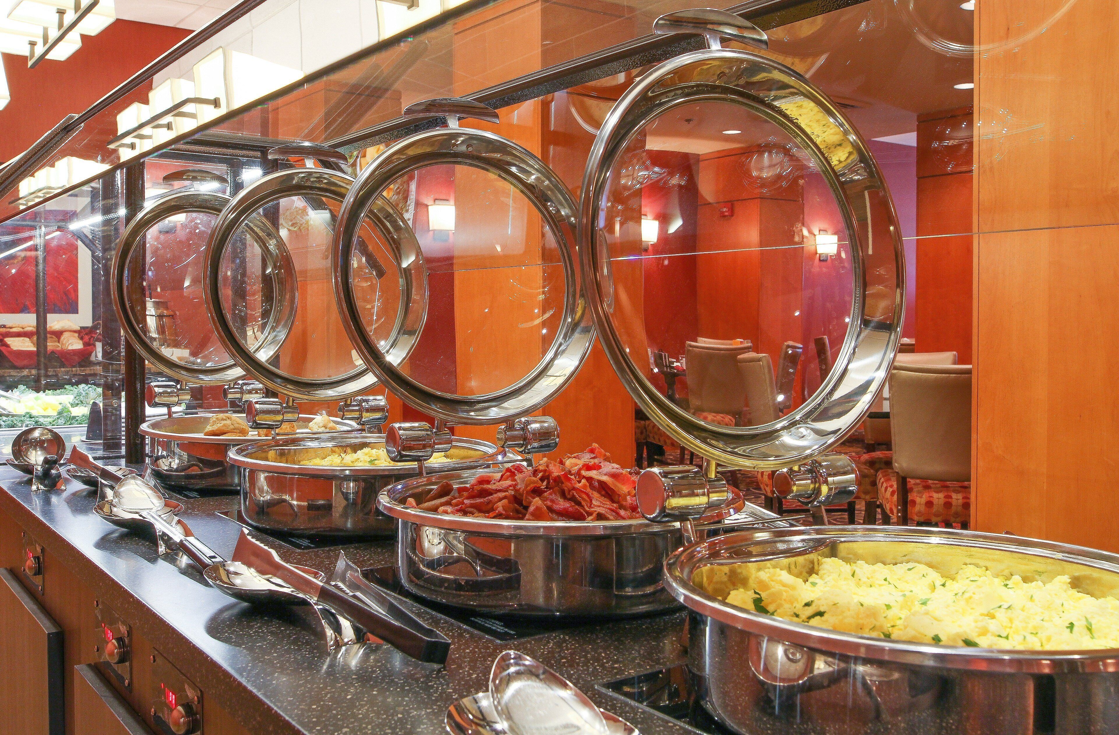 Una barra de buffet con diversos alimentos.