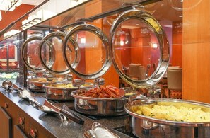 朝食 (フル ブレックファスト)、毎日提供 (有料)