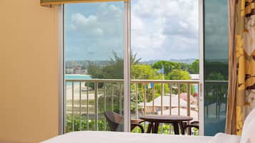 Chambre, 1 trÚs grand lit, balcon, vue océan | Literie de qualité supérieure, couette en duvet d'oie, surmatelas