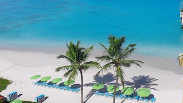 Plage, sable blanc, chaises longues, parasols