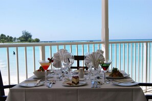 2 restaurants; lunch and dinner served