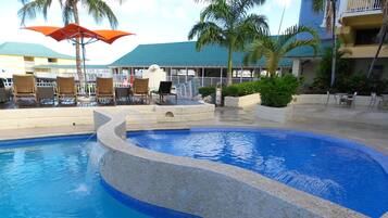 Außenpool, Sonnenschirme, Liegestühle