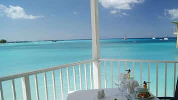 2 restaurants, lunch, dinner served; international cuisine