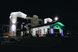 Fachada de la propiedad por la tarde o noche