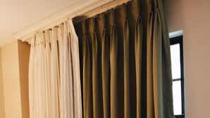 A room with a window, a wall-mounted air conditioner, and a curtain. - All Seasons Inn & Suites (Memphis)