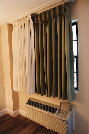 Habitación Premium, 1 cama King size, para fumadores | 1 habitación, camas con efecto memoria y escritorio