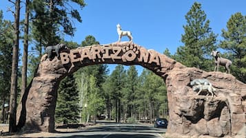 Une grande arche sur laquelle est inscrit le mot « BEARIZONA » et surmontée d’une statue de mouflon d’Amérique.