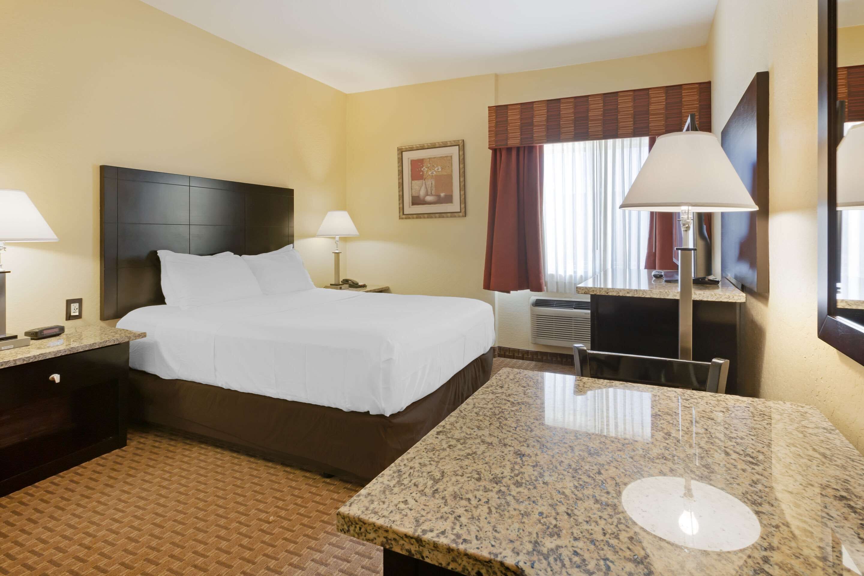 Habitación, 1 cama de matrimonio, accesible para personas con discapacidad, no fumadores | Ropa de cama de alta calidad y colchones con acolchado adicional