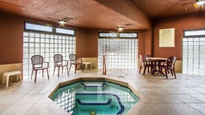 A spa area with a pool, chairs, and a table. - Comfort Inn Near Grand Canyon (Williams)