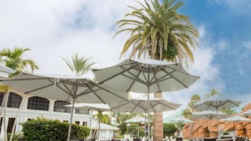 2 bars/lounges, poolside bar