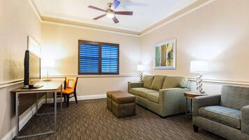 Sengetøy av topp kvalitet, skrivebord og blendingsgardiner