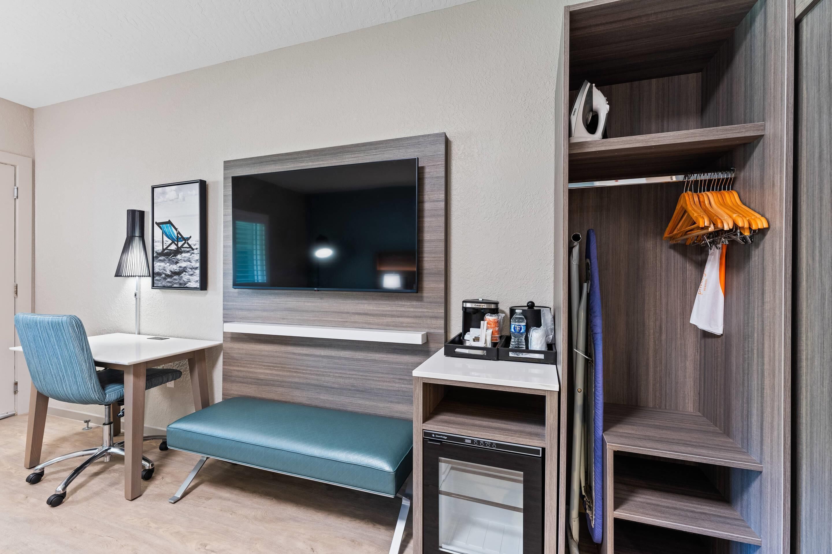 Room, 1 King Bed, Non Smoking | Premium bedding, desk, blackout drapes, iron/ironing board