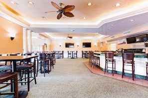 2 bars/lounges, poolside bar - Radisson Resort at the Port (Cape Canaveral)