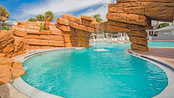 Una piscina al aire libre, una piscina climatizada, tumbonas